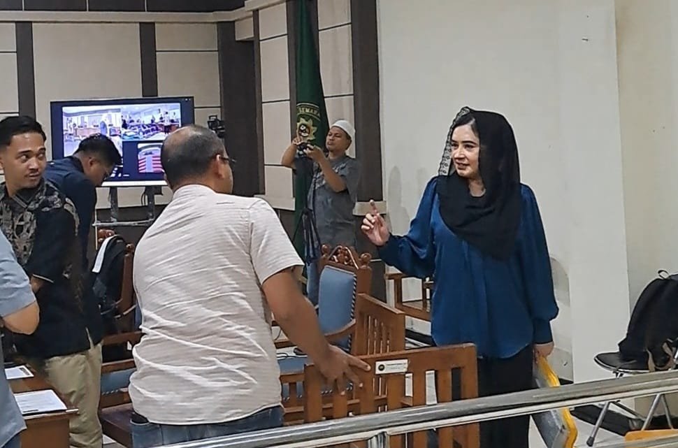 SIDANG KORUPSI--Bupati Pekalongan nonaktif Fadia Arafiq (kanan) berdiri usai sidang di Pengadilan Tipikor Semarang, Jumat (21/8/2026). (bae)