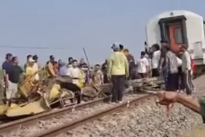 REMUK TAK BERBENTUK - Warga melihat kondisi truk yang remuk tak berbentuk setelah tertemper KA Ambarawa Ekspres di Randublatung, Blora, Sabtu (1/8/2026).