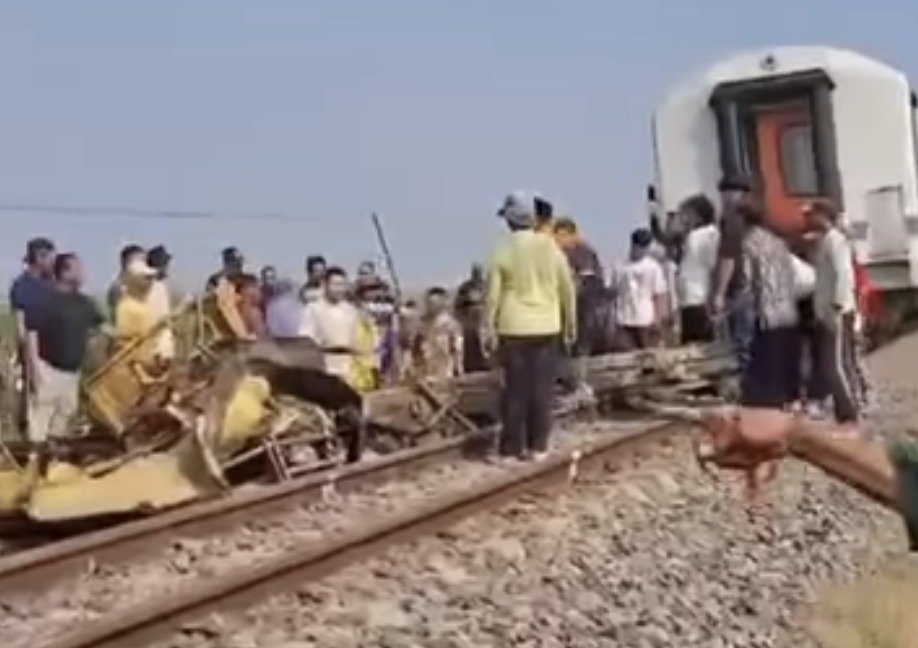 REMUK TAK BERBENTUK - Warga melihat kondisi truk yang remuk tak berbentuk setelah tertemper KA Ambarawa Ekspres di Randublatung, Blora, Sabtu (1/8/2026).