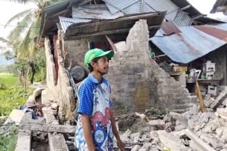 GEMPAT NTT - Warga di NTT menunjukkan kerusakan rumah terdampak gempa, Sabtu (15/8/2026).