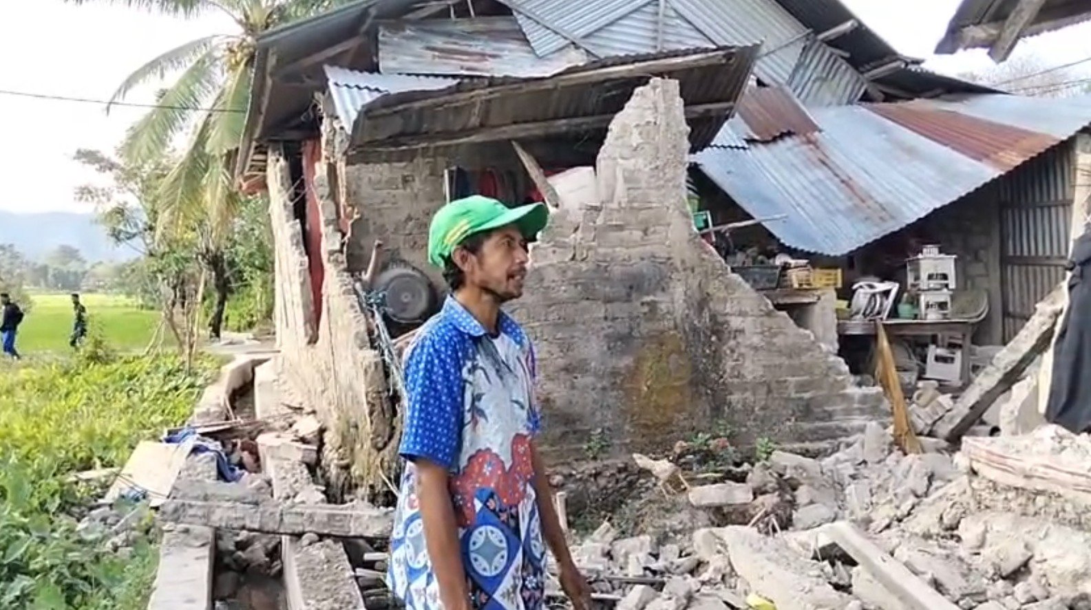 GEMPAT NTT - Warga di NTT menunjukkan kerusakan rumah terdampak gempa, Sabtu (15/8/2026).