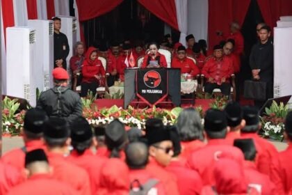 PIMPIN UPACARA BENDERA - Ketua Umum PDIP Megawati Soekarnoputri memipin upacara bendera peringatan HUT ke-81 RI di Sekolah Partai, Senin (17/8/2026).
