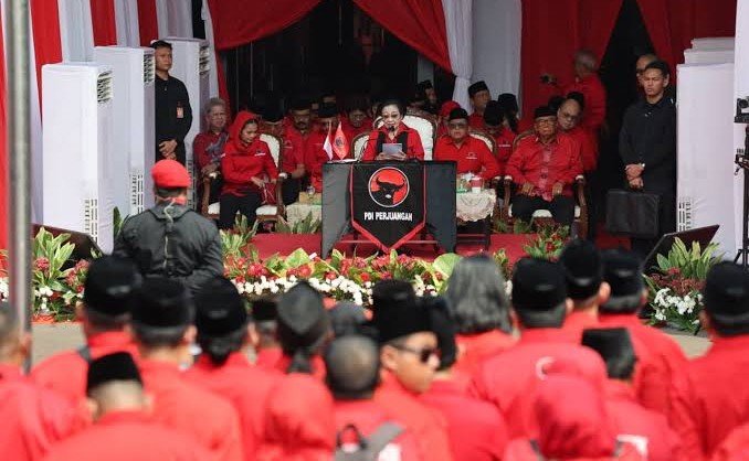 PIMPIN UPACARA BENDERA - Ketua Umum PDIP Megawati Soekarnoputri memipin upacara bendera peringatan HUT ke-81 RI di Sekolah Partai, Senin (17/8/2026).