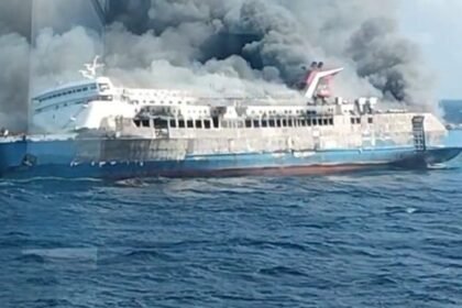 TERBAKAR - KM Mutiara Sentosa 2 jurusan Surabaya-Makassar terbakar di tengah Perairan Sumenep, Minggu (3//8/2026). (ist)