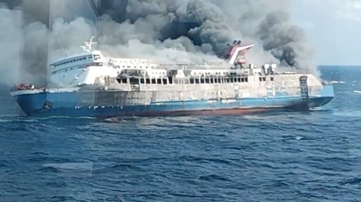 TERBAKAR - KM Mutiara Sentosa 2 jurusan Surabaya-Makassar terbakar di tengah Perairan Sumenep, Minggu (3//8/2026). (ist)