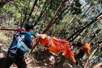 EVAKUASI KORBAN - Tim SAR Gabungan mengevakuasi jasad remaja pendaki Gunung Sumbing yang ditemukan tewas di dasar jurang. (ist)