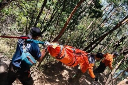 EVAKUASI KORBAN - Tim SAR Gabungan mengevakuasi jasad remaja pendaki Gunung Sumbing yang ditemukan tewas di dasar jurang. (ist)