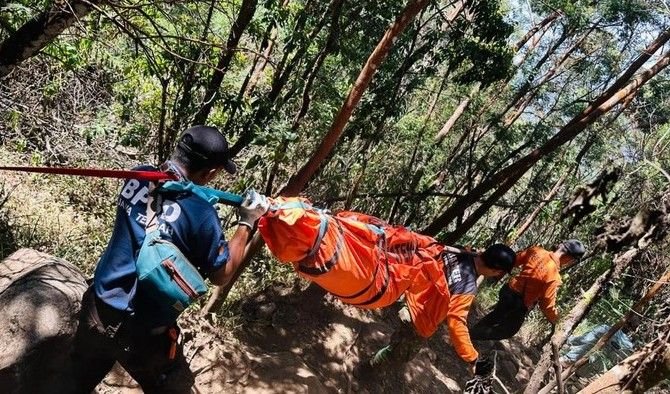 EVAKUASI KORBAN - Tim SAR Gabungan mengevakuasi jasad remaja pendaki Gunung Sumbing yang ditemukan tewas di dasar jurang. (ist)