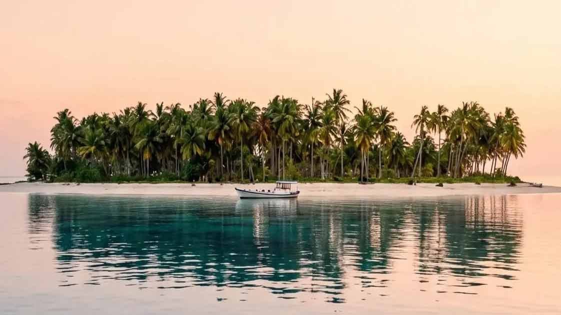 DIJUAL - Pulau Menjangan Kecil di kawasan Kepulauan Karimunjawa, Kabupaten Jepara, Jawa Tengah, diiklankan untuk dijual.