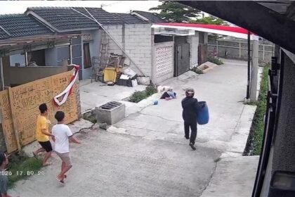 DISELAMATKAN WARGA - Tangkapan layar warga selamatkan bocah yang diserang pitbull di Kabupaten Bandung, pada Minggu (23/8/2026). (ist)