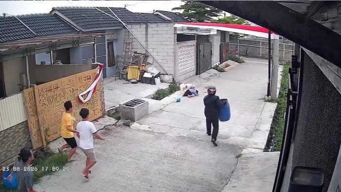 DISELAMATKAN WARGA - Tangkapan layar warga selamatkan bocah yang diserang pitbull di Kabupaten Bandung, pada Minggu (23/8/2026). (ist)