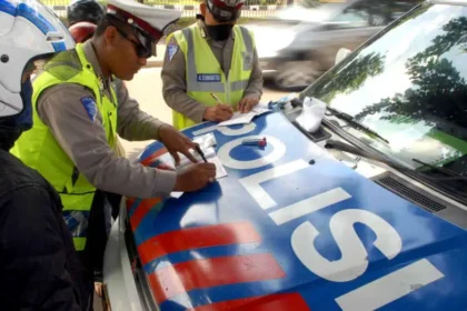 TILANG - Ilustrasi polisi lalu lintas (Polantas) melakukan tilang manual terhadap pengendara yang melanggar aturan lalu lintas.