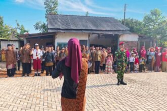 UPACARA UNIK--Emak-emak Kampung Gang Presiden, Kelurahan Ngijo, Kecamatan Gunungpati, Kota Semarang, mengenakan kostum daur ulang sampah plastik saat menggelar upacara bendera HUT Kemerderkaan ke-81 Republik Indonesia (RI), Senin (17/8/2026). (ist)