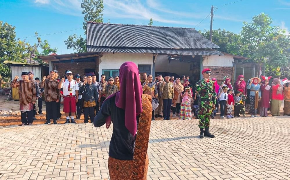 UPACARA UNIK--Emak-emak Kampung Gang Presiden, Kelurahan Ngijo, Kecamatan Gunungpati, Kota Semarang, mengenakan kostum daur ulang sampah plastik saat menggelar upacara bendera HUT Kemerderkaan ke-81 Republik Indonesia (RI), Senin (17/8/2026). (ist)