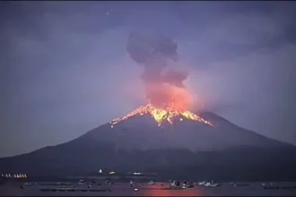 Ilustrasi erupsi gunung berapi di Indonesia.