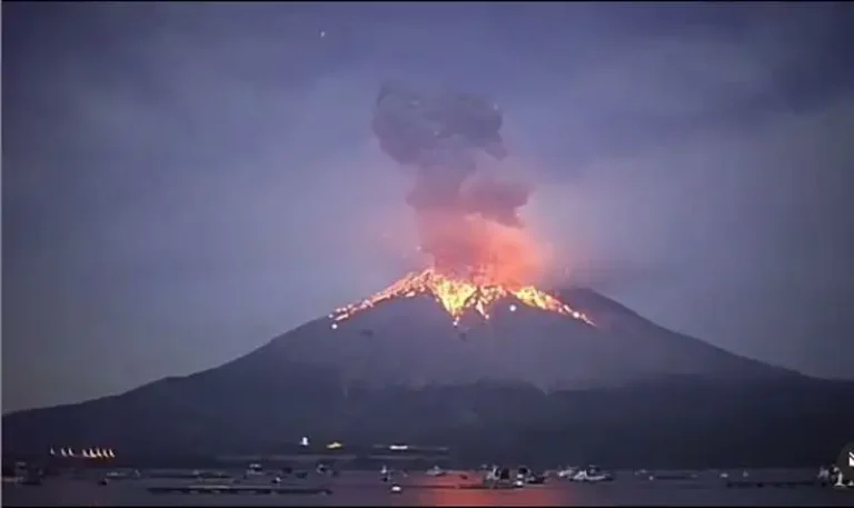 Ilustrasi erupsi gunung berapi di Indonesia.