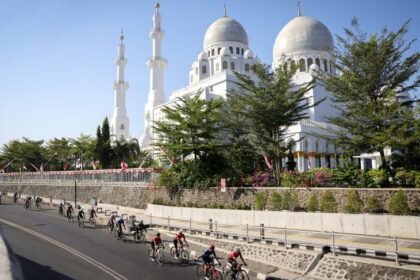IKON KOTA SOLO - Goweser melintas di dekat Masjid Sheikh Zayed, Kota Solo. Masjid yang dibangun pada 2021 itu merupakan replika dari Masjid Sheikh Zayed di Abu Dhabi, Uni Emirat Arab (UEA).