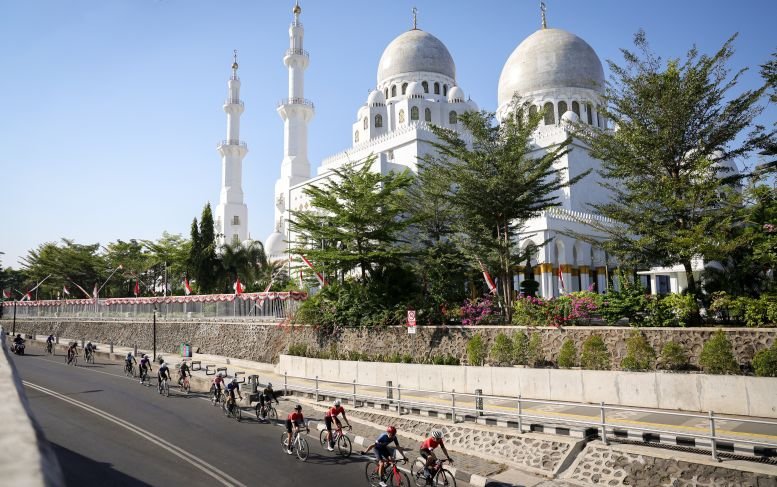 IKON KOTA SOLO - Goweser melintas di dekat Masjid Sheikh Zayed, Kota Solo. Masjid yang dibangun pada 2021 itu merupakan replika dari Masjid Sheikh Zayed di Abu Dhabi, Uni Emirat Arab (UEA).