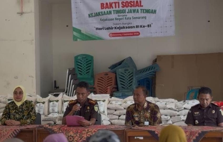 BERI BANTUAN--Kejati dan Kejari Kota Semarang menyalurkan bantuan sosial kepada warga Genuk, Semarang dalam rangka Hari Lahir Kejaksaan, Selasa (1/9/2026). (ist)