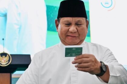 PRABOWO WARGA NU - Presiden Subianto menerima Kartu Tanda Anggota NU (Kartanu) yang berlaku seumur hidup. Kartanu diserahkan langsung Rais Aam KH Miftachul Akhyar saat rangkaian acara penutupan Muktamar NU di Jombang.