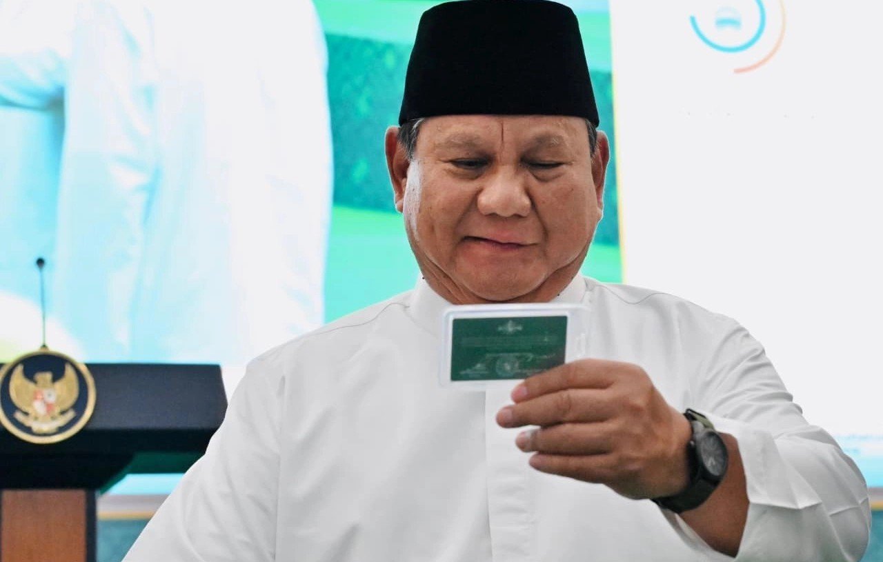PRABOWO WARGA NU - Presiden Subianto menerima Kartu Tanda Anggota NU (Kartanu) yang berlaku seumur hidup. Kartanu diserahkan langsung Rais Aam KH Miftachul Akhyar saat rangkaian acara penutupan Muktamar NU di Jombang.
