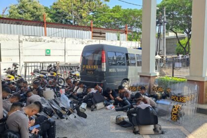 POLISI SIAGA--Polisi bersiaga di area Pengadilan Tipikor Semarang jelang sidang tuntutan, Senin (21/9/2026). (bae)
