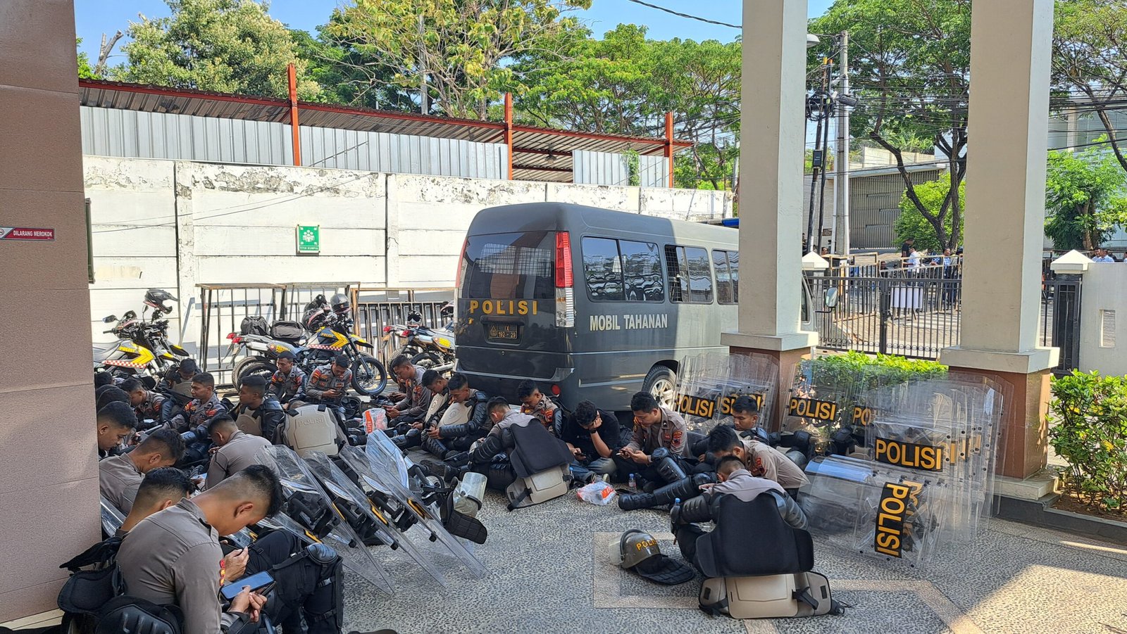 POLISI SIAGA--Polisi bersiaga di area Pengadilan Tipikor Semarang jelang sidang tuntutan, Senin (21/9/2026). (bae)