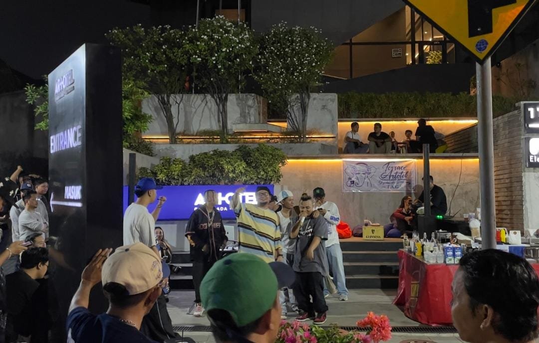 HIP HOP: Pengunjung ARTOTEL Gajahmada Semarang menikmati rangkaian Street Sound & Hip Hop. (ist)