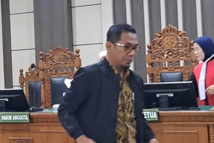 SIDANG VONIS--Eks Direktur Utama PT Rumpun Sari Antan, Andhi Nur Huda, berdiri usai divonis bersalah dalam kasus TPPU, di Pengadilan Tipikor Semarang, Rabu (9/9/2026). (bae)