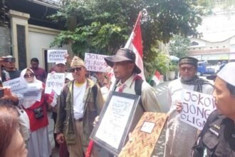 GERUDUK RUMAH JOKOWI - Massa Aliansi Rakyat Indonesia Bergerak (ARIB) geruduk rumah Jokowi di Sumber, Solo, menyinggung dugaan makar yang dilontarkan Ketua Umum Projo Budi Arie Setiadi. (ist)