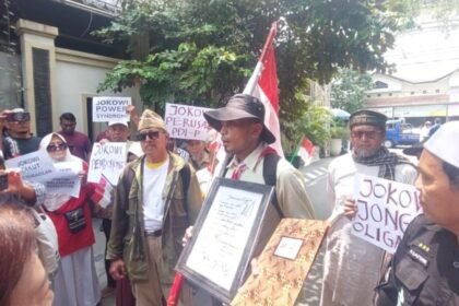 GERUDUK RUMAH JOKOWI - Massa Aliansi Rakyat Indonesia Bergerak (ARIB) geruduk rumah Jokowi di Sumber, Solo, menyinggung dugaan makar yang dilontarkan Ketua Umum Projo Budi Arie Setiadi. (ist)