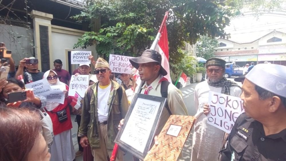 GERUDUK RUMAH JOKOWI - Massa Aliansi Rakyat Indonesia Bergerak (ARIB) geruduk rumah Jokowi di Sumber, Solo, menyinggung dugaan makar yang dilontarkan Ketua Umum Projo Budi Arie Setiadi. (ist)