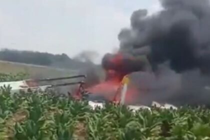 LUDES TERBAKAR - Pesawat latih terjatuh di ladang tembakau, turut Desa Sarimulyo, Kecamatan Ngawen, Kabupaten Blora, Minggu (6/9/2026) siang. (ist)