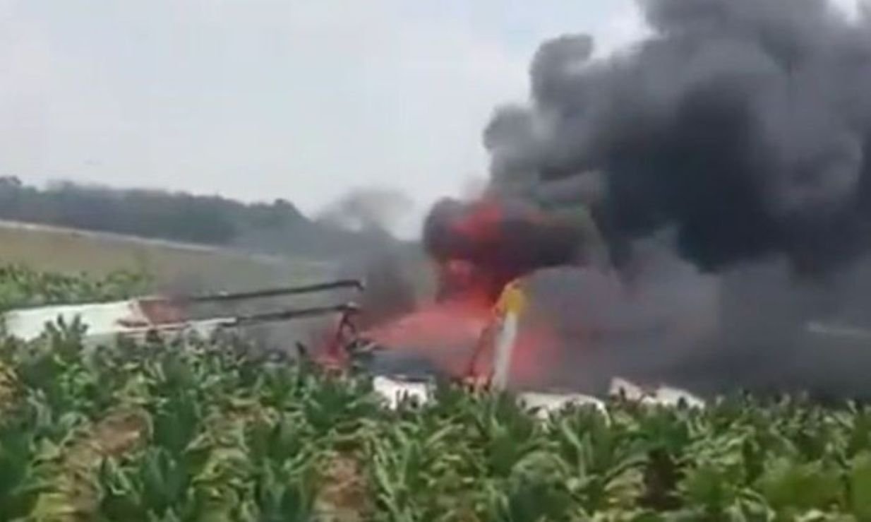 LUDES TERBAKAR - Pesawat latih terjatuh di ladang tembakau, turut Desa Sarimulyo, Kecamatan Ngawen, Kabupaten Blora, Minggu (6/9/2026) siang. (ist)