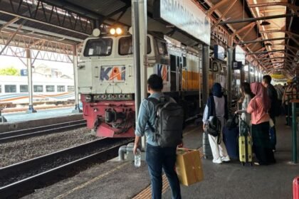 MENUNGGU KERETA--Penumpang menunggu kereta api berhenti di Stasiun Semarang Tawang. (ist)