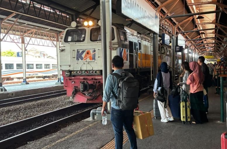 MENUNGGU KERETA--Penumpang menunggu kereta api berhenti di Stasiun Semarang Tawang. (ist)