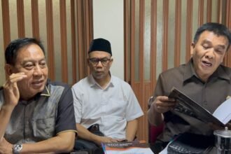 SAMPAIKAN KETERANGAN - Ketua BK DPRD Solo Achmad Sapari (kiri) dan Wakil Ketua BK DPRD Solo Joni Sofyan Erwandi (kanan) menyampaikan keterangan soal surat panggilan pemeriksaan oleh penyidik Polda Bali terhadap anggota DPRD Solo Kevin Candra Sadewa, Selasa (15/9/2026).
