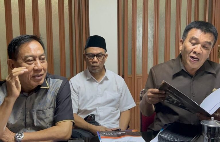 SAMPAIKAN KETERANGAN - Ketua BK DPRD Solo Achmad Sapari (kiri) dan Wakil Ketua BK DPRD Solo Joni Sofyan Erwandi (kanan) menyampaikan keterangan soal surat panggilan pemeriksaan oleh penyidik Polda Bali terhadap anggota DPRD Solo Kevin Candra Sadewa, Selasa (15/9/2026).