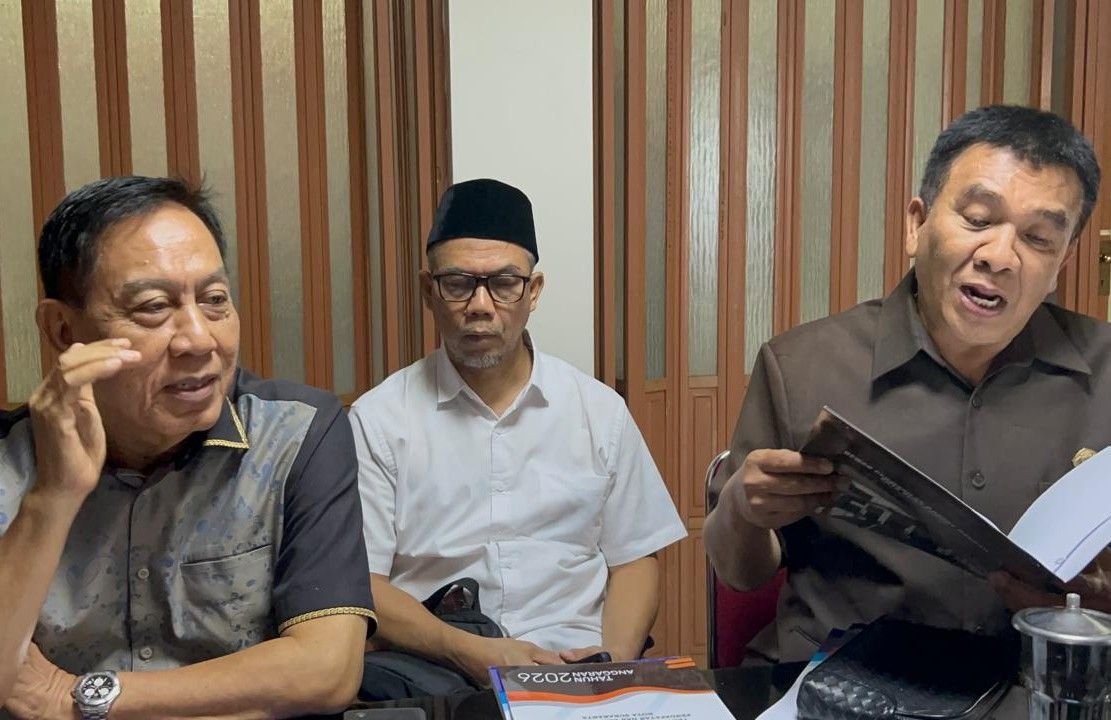 SAMPAIKAN KETERANGAN - Ketua BK DPRD Solo Achmad Sapari (kiri) dan Wakil Ketua BK DPRD Solo Joni Sofyan Erwandi (kanan) menyampaikan keterangan soal surat panggilan pemeriksaan oleh penyidik Polda Bali terhadap anggota DPRD Solo Kevin Candra Sadewa, Selasa (15/9/2026).