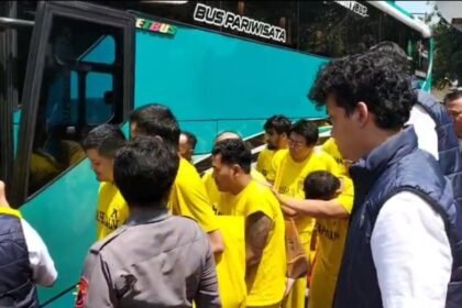 PELIMPAHAN TAHAP DUA - Polda Jateng lakukan pelimpahan tahap dua, 30 tersangka dan barang bukti kasus pig butchering ke Kejari Sukoharjo.