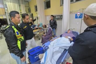 KORBAN KERACUNAN MBG - Polisi menjenguk korban keracunan MBG di Batang yang dirawat pada sebuah fasilitas kesehatan (faskes) setempat.