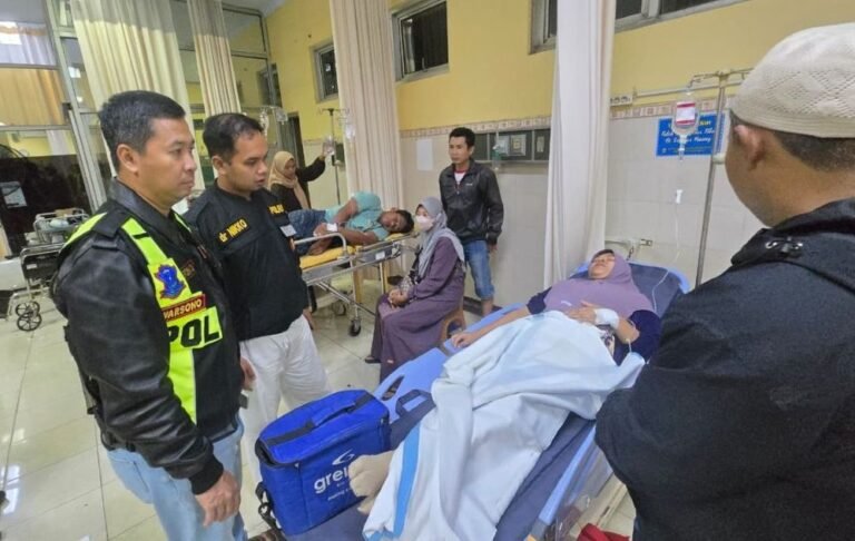 KORBAN KERACUNAN MBG - Polisi menjenguk korban keracunan MBG di Batang yang dirawat pada sebuah fasilitas kesehatan (faskes) setempat.