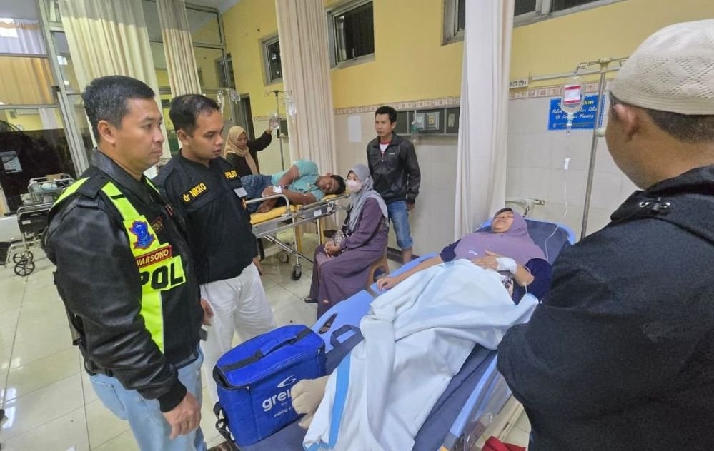 KORBAN KERACUNAN MBG - Polisi menjenguk korban keracunan MBG di Batang yang dirawat pada sebuah fasilitas kesehatan (faskes) setempat.