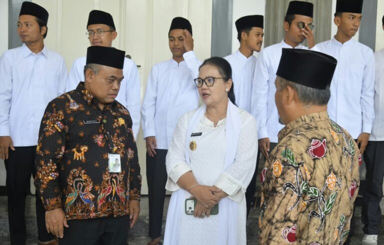 PERSIAPAN MTQ NASIONAL - Wali Kota Semarang, Agustina Wilujeng Pramestuti, bercengkrama dengan sejumlah stakeholder di sela memberikan pembekalan serta penyerahan uang saku kepada 16 peserta kafilah asal Kota Semarang di Lobby Wali Kota Semarang pada Jumat (4/9/2026).