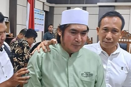 DIVONIS BERSALAH--Gus Yazid didampingi penasihat hukumnya meninggalkan ruang sidang usai divonis bersalah oleh majelis hakim Pengadilan Tipikor Semarang, Rabu (9/9/2026). (bae)