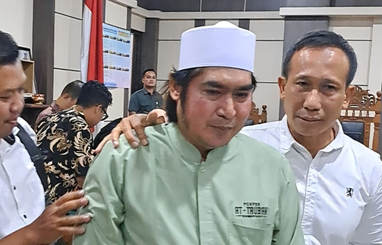 DIVONIS BERSALAH--Gus Yazid didampingi penasihat hukumnya meninggalkan ruang sidang usai divonis bersalah oleh majelis hakim Pengadilan Tipikor Semarang, Rabu (9/9/2026). (bae)