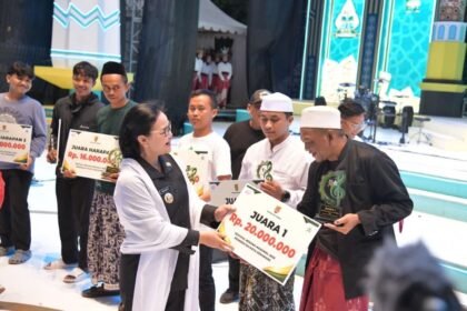 JUARA REBANA--Tim DM Group asal Kediri menerima hadiah secara simbolis usai menjadi juara pertama Festival Rebana Nasional 2026 yang jadi rangkaian MTQ di Kota Semarang. (ist)