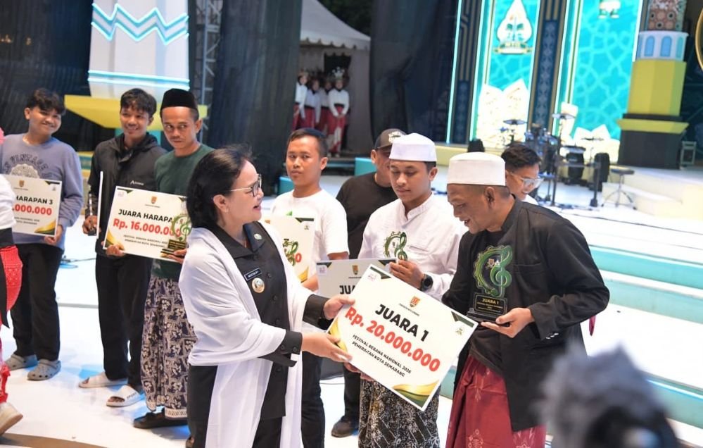 JUARA REBANA--Tim DM Group asal Kediri menerima hadiah secara simbolis usai menjadi juara pertama Festival Rebana Nasional 2026 yang jadi rangkaian MTQ di Kota Semarang. (ist)