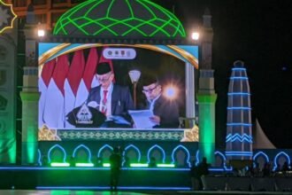 SAMPAIKAN KEPUTUSAN - Dewan Hakim MTQ Nasional XXXI Tahun 2026, Prof. Dr. H. E. Syibli Syarjaya, membacakan keputusan lomba didampingi Sekretaris Dewan Hakim, Dr. Muhammad Ramli Massange, M.A. Sabtu (19/9/2026). (dul)