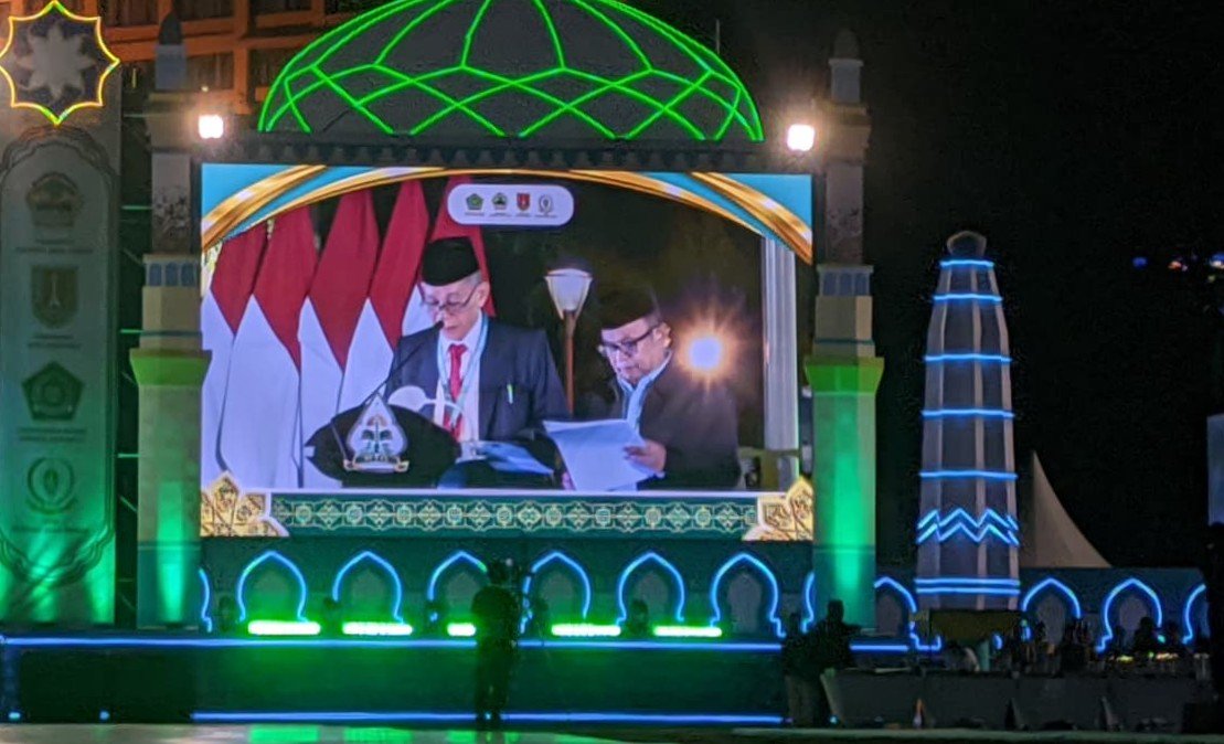 SAMPAIKAN KEPUTUSAN - Dewan Hakim MTQ Nasional XXXI Tahun 2026, Prof. Dr. H. E. Syibli Syarjaya, membacakan keputusan lomba didampingi Sekretaris Dewan Hakim, Dr. Muhammad Ramli Massange, M.A. Sabtu (19/9/2026). (dul)